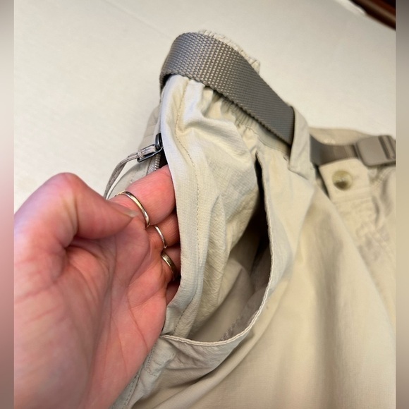Columbia belted Omni Wick Advanced evaporation unisex tan cargo shorts. Sz-L V3 - Picture 3 of 9